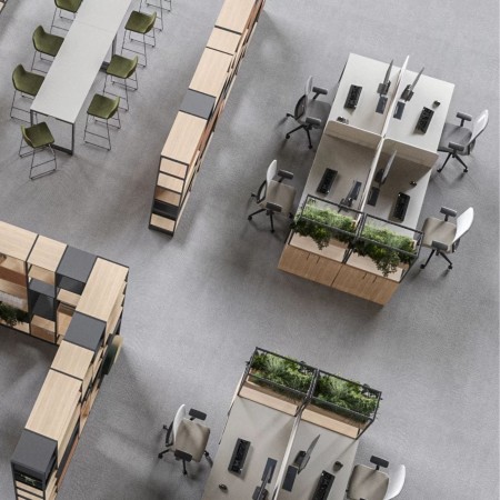 Cloisons acoustiques NOVA Fabric pour 4 bureaux dans un espace de travail collaboratif à Bâle.