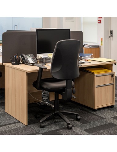 Panneau de séparation Optima installé sur poste de travail moderne à Genève.