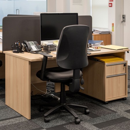 Panneau de séparation Optima installé sur poste de travail moderne à Genève.