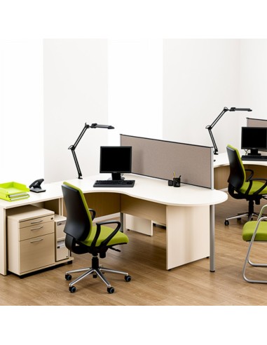 Panneau séparateur de bureau gris Optima Screen dans un espace de travail à Bâle.