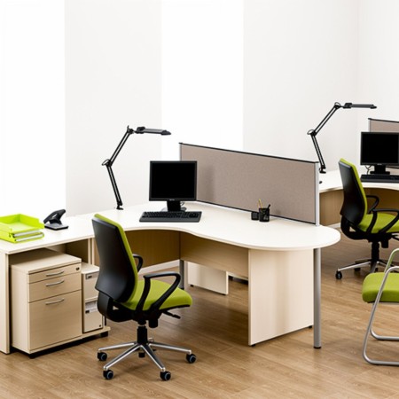Panneau séparateur de bureau gris Optima Screen dans un espace de travail à Bâle.
