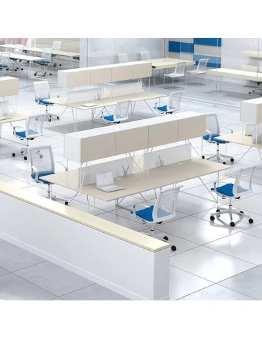 Bureau bench AIR avec séparation transparente dans un espace de travail en Suisse romande.