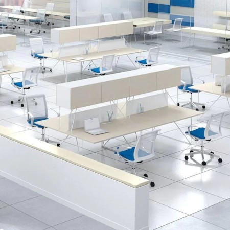 Bureau bench AIR avec séparation transparente dans un espace de travail en Suisse romande.