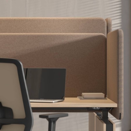 Panneau acoustique latéral FONO avec angles arrondis pour poste de travail.