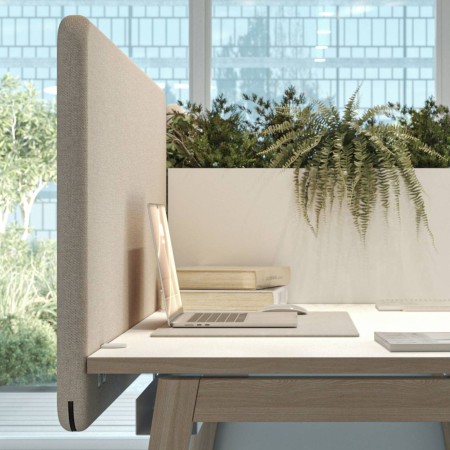 Panneau acoustique de bureau FONO dans un espace de travail contemporain à Genève.