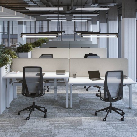 Cloison acoustique de bench FONO dans un open space professionnel en Suisse romande.
