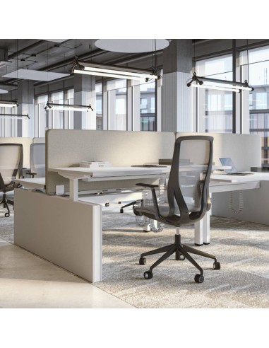 Écran frontal acoustique FONO installé sur un bench réglable en hauteur dans un bureau moderne.
