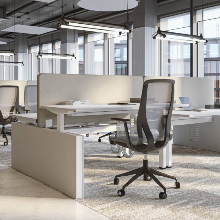 Écran frontal acoustique FONO installé sur un bench réglable en hauteur dans un bureau moderne.