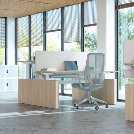 Panneau frontal FONO pour bench assis-debout dans un espace de travail contemporain à Genève.