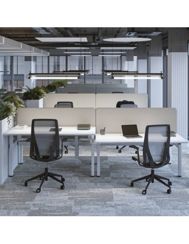Cloison acoustique de bench FONO dans un open space professionnel en Suisse romande.