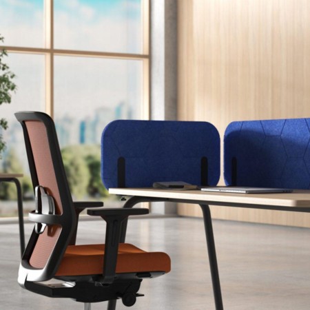 Écran acoustique latéral ROUND PET gris pour bureau individuel ROUND. 2