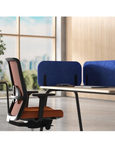 Écran latéral acoustique ROUND PET installé dans un open space moderne à Sierre.