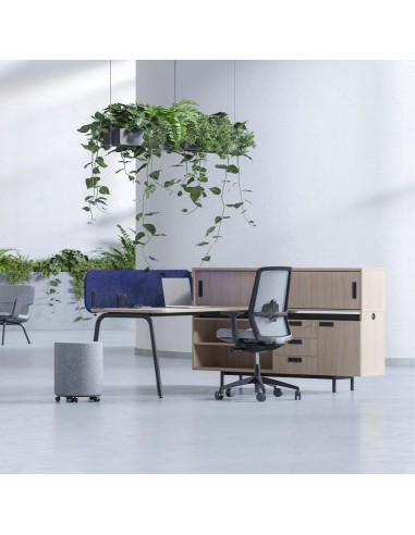 Écran frontal acoustique ROUND PET installé sur un bureau moderne à Sion.