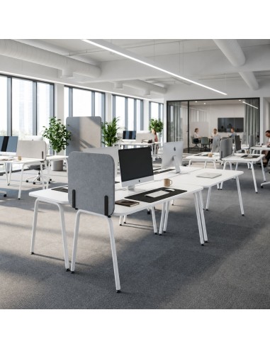 Écran acoustique latéral ROUND PET installé dans un open space en Suisse romande.