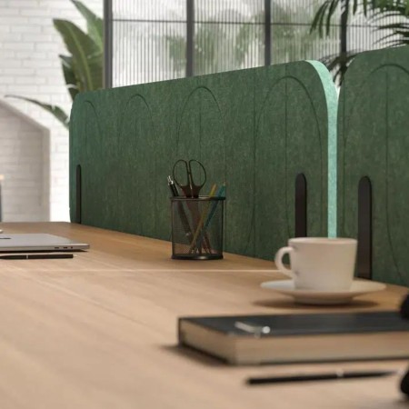 Écran frontal haut ROUND PET dans un bureau moderne en Suisse romande.