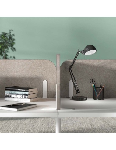 Cloison latérale ROUND PET sur bureau professionnel dans un espace de travail.