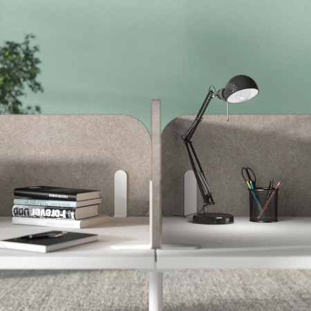 Cloison latérale ROUND PET sur bureau professionnel dans un espace de travail.