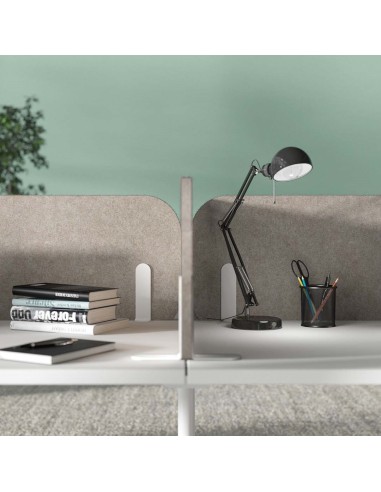 Cloisons acoustiques mobiles PET arrondies sur bureau partagé à Berne.