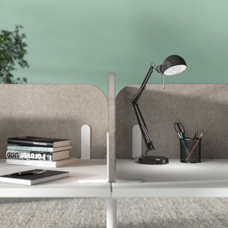Cloisons acoustiques mobiles PET arrondies sur bureau partagé à Berne.