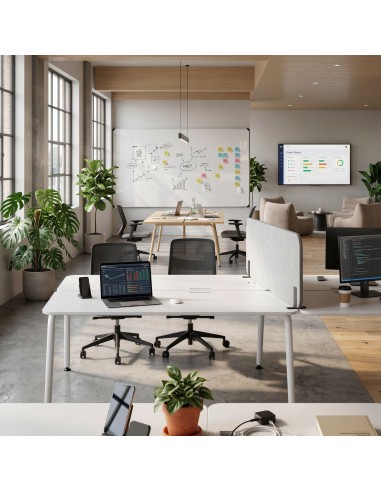 Séparation acoustique haute ROUND PET pour bench double dans un bureau collaboratif à Genève.