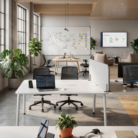 Séparation acoustique haute ROUND PET pour bench double dans un bureau collaboratif à Genève.
