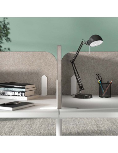Écran acoustique central ROUND PET sur bench double dans un open space moderne à Sierre.