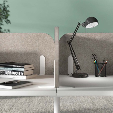 Écran acoustique central ROUND PET sur bench double dans un open space moderne à Sierre.