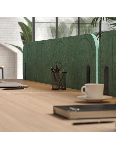 Écran latéral acoustique Round Pet en feutre PET sur bench double dans un open space professionnel à Crans-Montana.