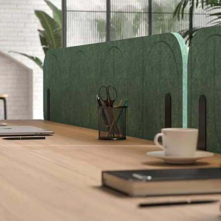 Écran latéral acoustique Round Pet en feutre PET sur bench double dans un open space professionnel à Crans-Montana.