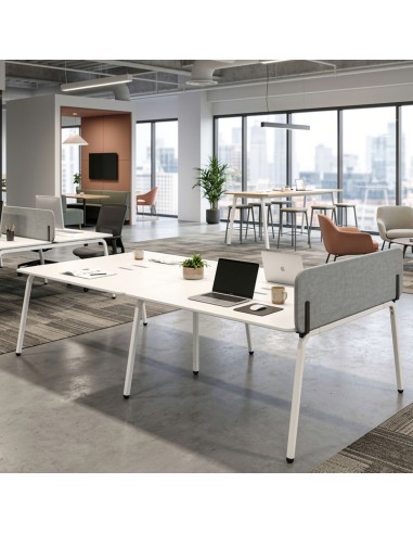 Séparation latérale acoustique ROUND PET en feutre PET placée en bureau partagé à Neuchâtel.