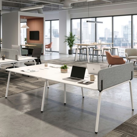 Séparation latérale acoustique ROUND PET en feutre PET placée en bureau partagé à Neuchâtel.