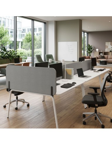 Écran latéral acoustique haut Round Pet en feutre PET sur bench double en espace de travail à Fribourg.