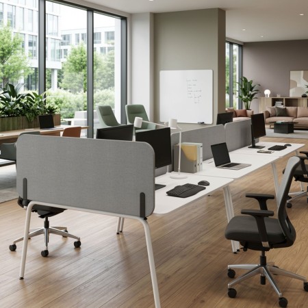 Écran latéral acoustique haut Round Pet en feutre PET sur bench double en espace de travail à Fribourg.