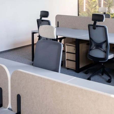 Écran acoustique central PET 178 cm avec fixations clamp ROUND PET dans un bureau professionnel à Yverdon.