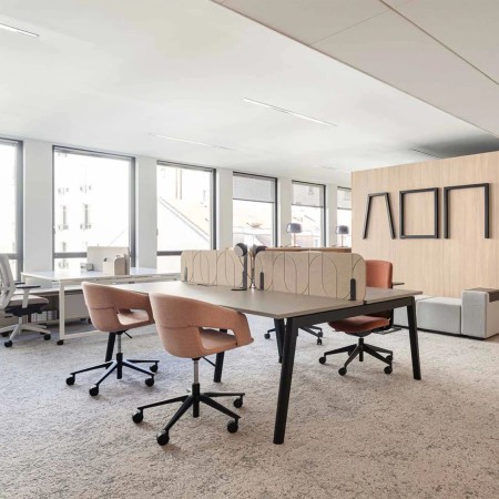 Écran acoustique central PET H365 pour bench double avec fixations clamp et motifs design dans un espace de travail à Viège.
