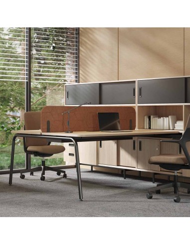 Écran acoustique central Round Pet en feutre PET terracotta avec motif HEX sur bench dans un bureau partagé à Renens.