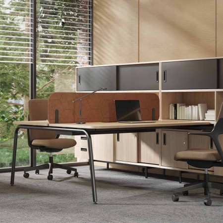 Écran acoustique central Round Pet en feutre PET terracotta avec motif HEX sur bench dans un bureau partagé à Renens.