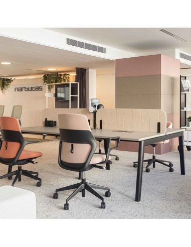 Écran central acoustique pour benchs doubles en feutre PET recyclé design ROUND PET dans un open space à Sion.