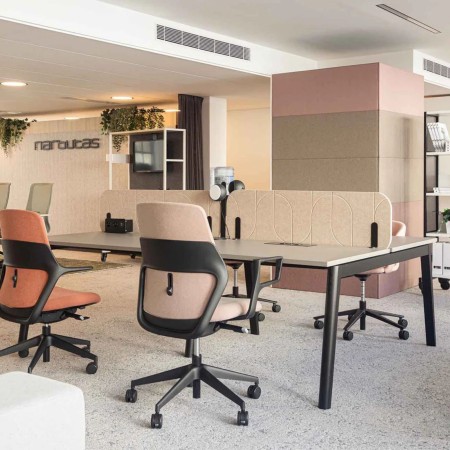 Écran central acoustique pour benchs doubles en feutre PET recyclé design ROUND PET dans un open space à Sion.