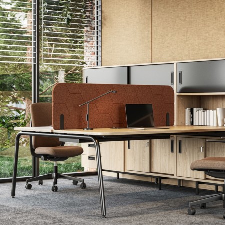 Écran central haut PET 1780 mm terracotta avec motif sophistiqué en bureau partagé au Tessin.