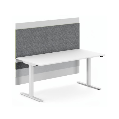 Cloison acoustique MODUS gris foncé montée derrière un bureau blanc.