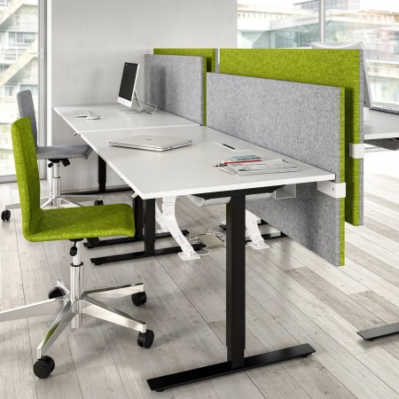 Cloison acoustique MODUS bicolore montée sur bureau individuel blanc. 2
