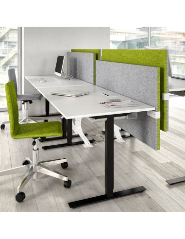 Cloison acoustique MODUS en tissu vert et gris sur postes de travail partagés dans un bureau à Genève.
