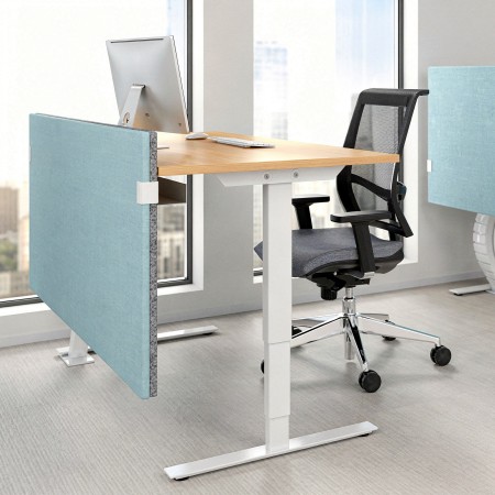 Cloison acoustique en tissu sur un poste de travail calme en Valais MODUS.