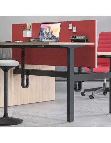 Cloison acoustique MODUS rouge installée sur un bench professionnel à Lausanne.