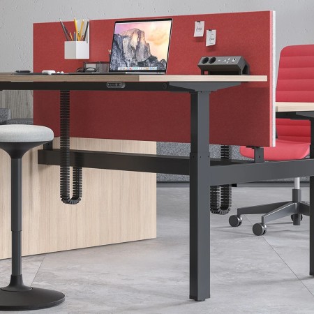 Cloison acoustique MODUS rouge installée sur un bench professionnel à Lausanne.