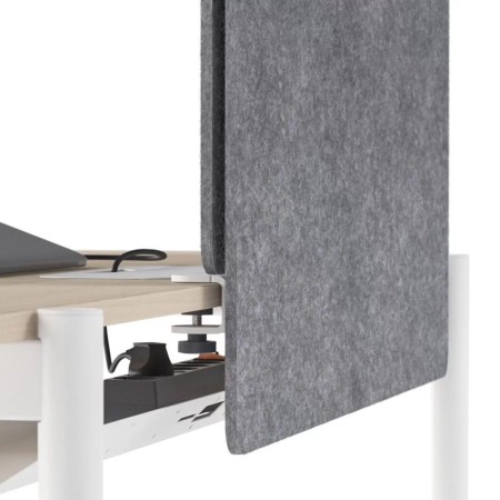 Écran de bureau acoustique ZEDO PET gris avec fixation sous plateau et passage de câbles.