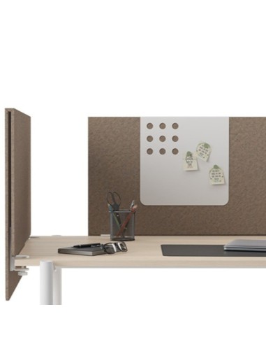 Écran frontal acoustique ZEDO PET en feutre brun avec accessoires sur bureau professionnel.