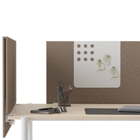 Écran frontal acoustique ZEDO PET en feutre brun avec accessoires sur bureau professionnel.