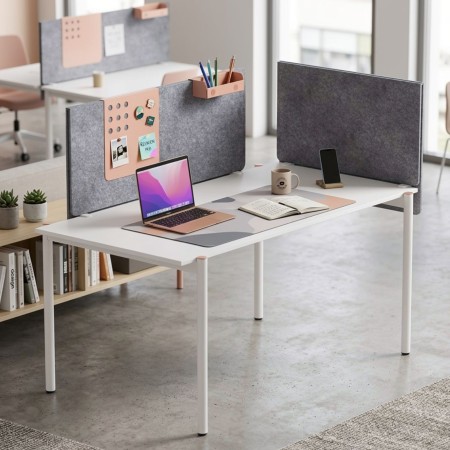 Écran frontal acoustique ZEDO PET gris en feutre PET fixé sur un bureau blanc. 2